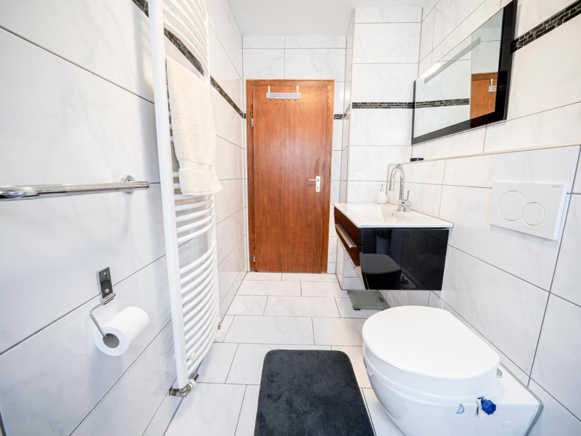 Truth Fuer 5 - King Size Betten, Kamin, Garten, Xxl Couch, Smart-Tv Dortmund Bagian luar foto